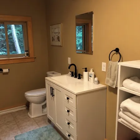 Cozy guest house with beach rights on quiet Highland Lake