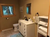Cozy guest house with beach rights on quiet Highland Lake - 샬레 호텔