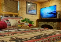 Tiny Cabin-HOT TUB, private, quiet side of the Smokies - balcony