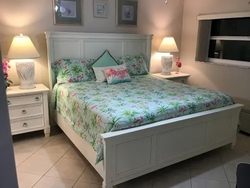 Tropical Decor Condo, Golf, Tennis, New Rec Center and Minutes to Private Beach. - ビーチサイド