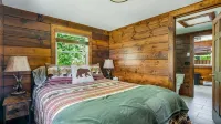 Cozy Log Cabin with Hot Tub - Chalets