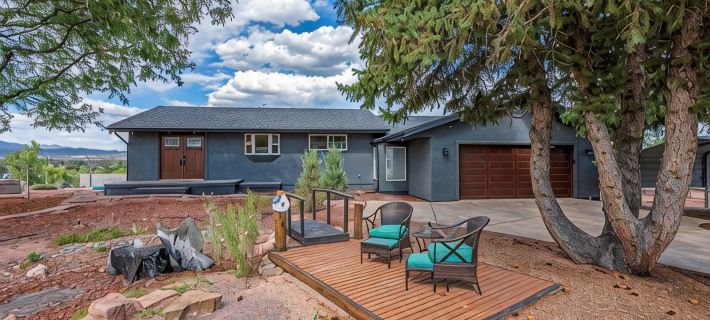 Beautiful home on the bluff overlooking river and mountain views with hot tub! Hotels in Fremont County