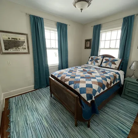 Charming Carriage House near VanderVeer Park