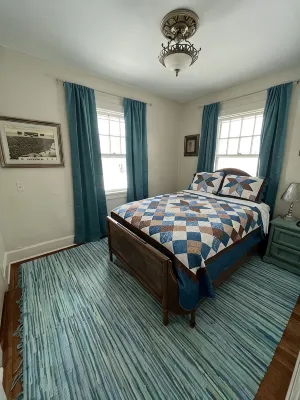 Charming Carriage House near VanderVeer Park - Homestays