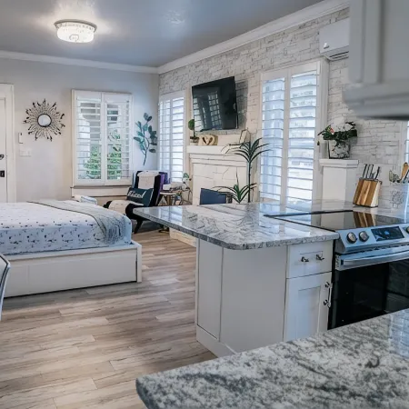 Luxury Studio Everything is Brand New! 5 min to the Beach!