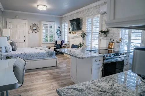 Luxury Studio Everything is Brand New! 5 min to the Beach! - Boutique