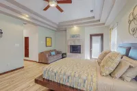 AMAZING VIEWS! Large 4-BR home with hot tub and rooftop deck overlooking ABQ - Jacuzzi