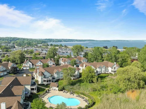 Pool, Beach Walk & Lake Views in Fontana - Villas