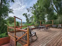 Spacious Riverside Four Bedroom Retreat - Wifi