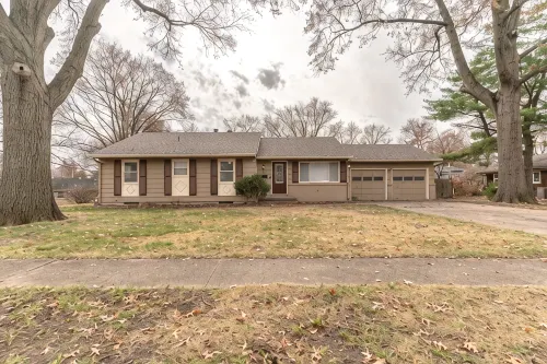 Charming 3-bedroom house, convenient location Overland Park - 4-Star