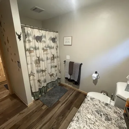 UP Riverfront Cabin with rustic charm & modern amenities. Great for families!