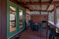 Cozy Treehouse steps from Beech Mtn ski resort, Restaurants, Trails and Fishing! - 3-Star