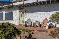 Restored Home With Unobstructed Ocean View, Steps to The Sea - バルコニー