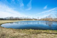 Country Living at Its Best, with a Beautiful Stocked Pond to Fish IN - 무료 와이파이