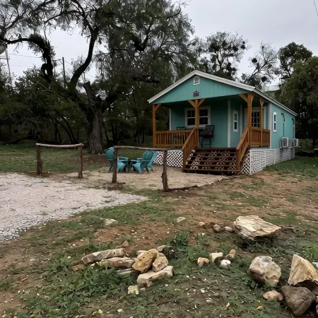 Casa Azul - Cozy cabin centrally located downtown Bandera