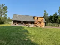 Log home on 17 Acres w/ Modern Amenities - near Frankenmuth - 3-Star