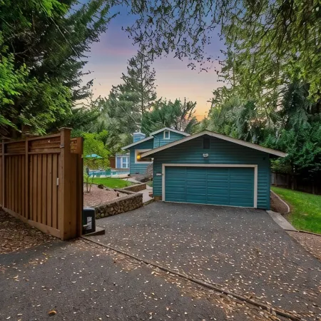 Modern Log house! Private Pool! Spa! Close to town