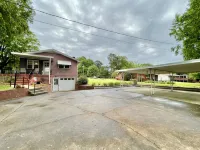 Discover Tranquility at Carolina Cottage - Cozy 2-Bedroom Retreat in Hickory, NC - Boutique