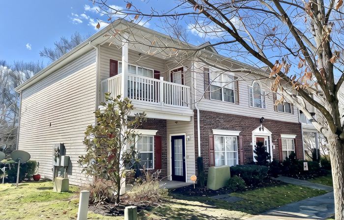 Lake Norman Condo near Charlotte! Great Location steps from downtown Cornelius!