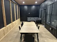 Luxurious Speakeasy Lodge, Hot Tub, Wifi & Hidden Speakeasy! Mins from the Caves - 3-Star