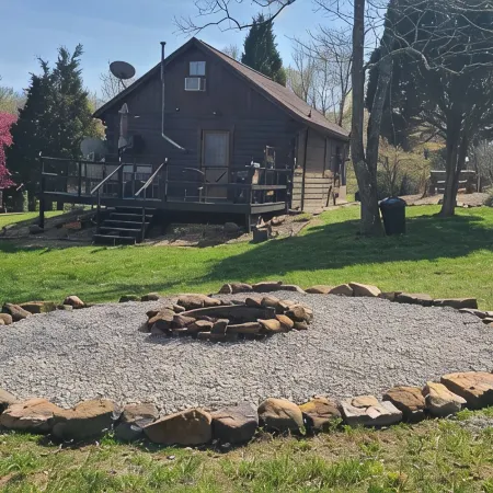 COZY CABIN AT PATOKA LAKE(in happy hollow)