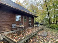 Beautiful log cabin with all the creature comforts of home. Private fishing lake - 3-Star
