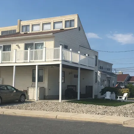Sunny 4 Br, 2 BA Townhouse- Late Summer Weeks Available