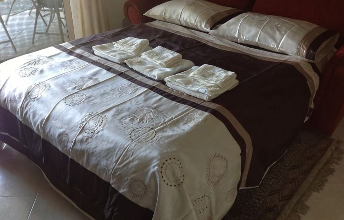 Stunning studio holiday apartment for 2/3 on resort, close to beach with 2 pools
