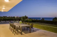 SUPERB LOCATION Luxury 5 bed villa, pool, sea view, beach / restaurants close by - บังกะโล