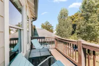 Master on Main + 2 Living Rooms I Minutes to Downtown, Uga & Sanford I Sleeps 9 - 4-Star