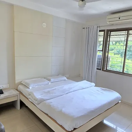 Hotel Aashish Deluxe Lodging, Kolhapur
