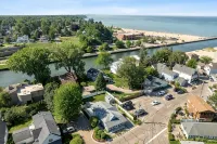 House Haven Steps From North Beach Walk to Town! - Villas