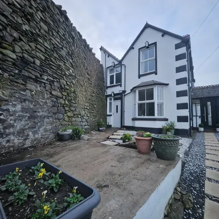 Llangollen Retreat With Stunning Views of the Castle
