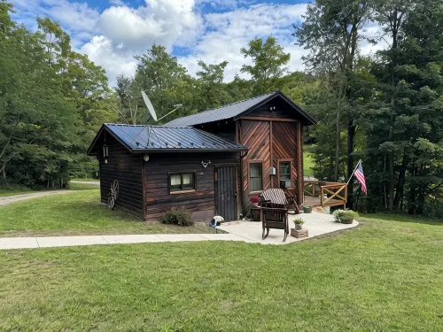 The Railroad Scale House: 40 Private Acres & Creek - Chalets