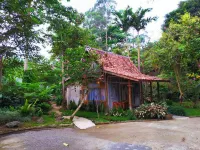 Sapulidi Cafe, Gallery & Resort Hotels near The Peak Park