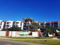 Casablanca Beachfront Apartments Hotel dekat Kings Beach