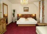 Knappenstockl Hotels near Schloss Halbturn