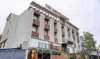 The Golden Crown Hotel Banquet & Cafe Hotels near Tajmahal