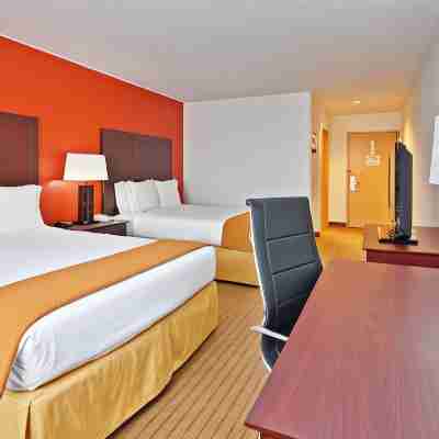 Holiday Inn Express & Suites Chicago-Algonquin Rooms