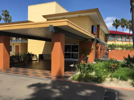 Howard Johnson by Wyndham San Diego Sea World