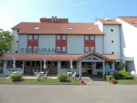 Logis Cris Hôtel et Restaurant, Lyon Sud-Est فنادق في Corbas