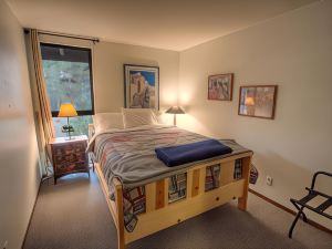 Alpine Getaway 3 Bedroom Home by RedAwning