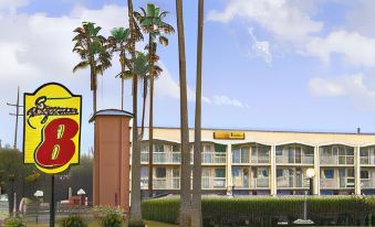 Super 8 by Wyndham Bakersfield/Central