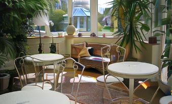 Bonningtons Stansted Self Catering - Housity