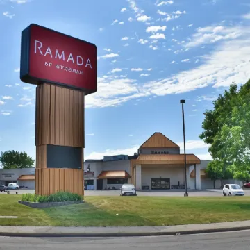 Ramada by Wyndham Sioux Falls Airport-Waterpark & Event Ctr Отели в г. Су-Фолс