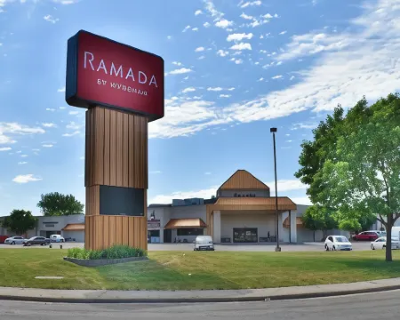 ラマダ バイ ウィンダム スー フォールズ エアポート - ウォーターパーク & イベント センター スーフォールズのホテル