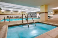 Courtyard Lincoln Downtown/Haymarket - مسبح