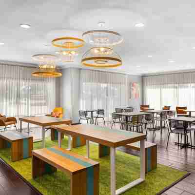 Spark by Hilton Pearland Dining/Meeting Rooms