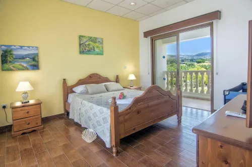 Fabulous Villa in Coral Bay Near Beach, Amenities