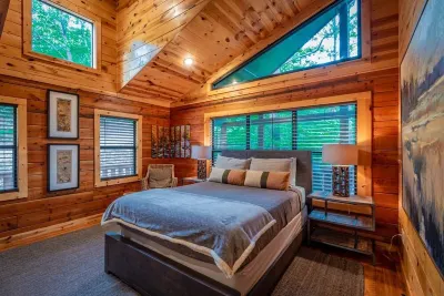 Serene Luxury cabin for Families/Couples! Mins away from lakes/activities